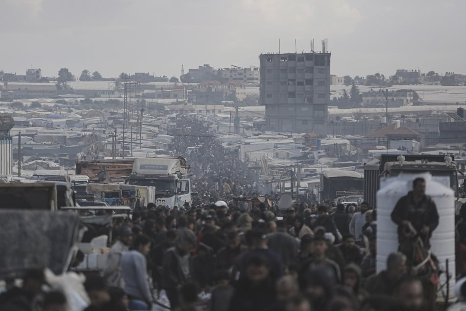 Innerhalb des Gazastreifens vertriebene Palästinenser sammeln sich in Rafah, in der Nähe der Grenze zwischen Gaza und Ägypten.