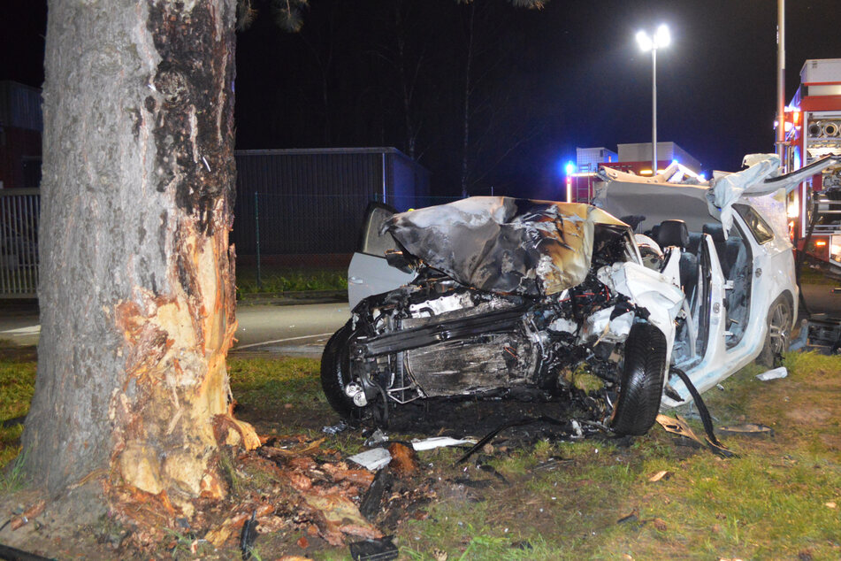 Das Auto war auf dem Kasernen-Gelände in Bückeburg gegen einen Baum gekracht und hatte Feuer gefangen.