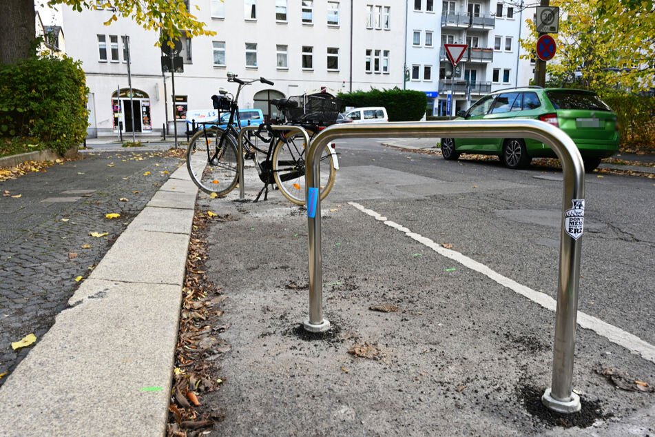 Fünf neue Fahrradbügel wurden in der Leonhardtstraße auf dem Kaßberg angebracht.