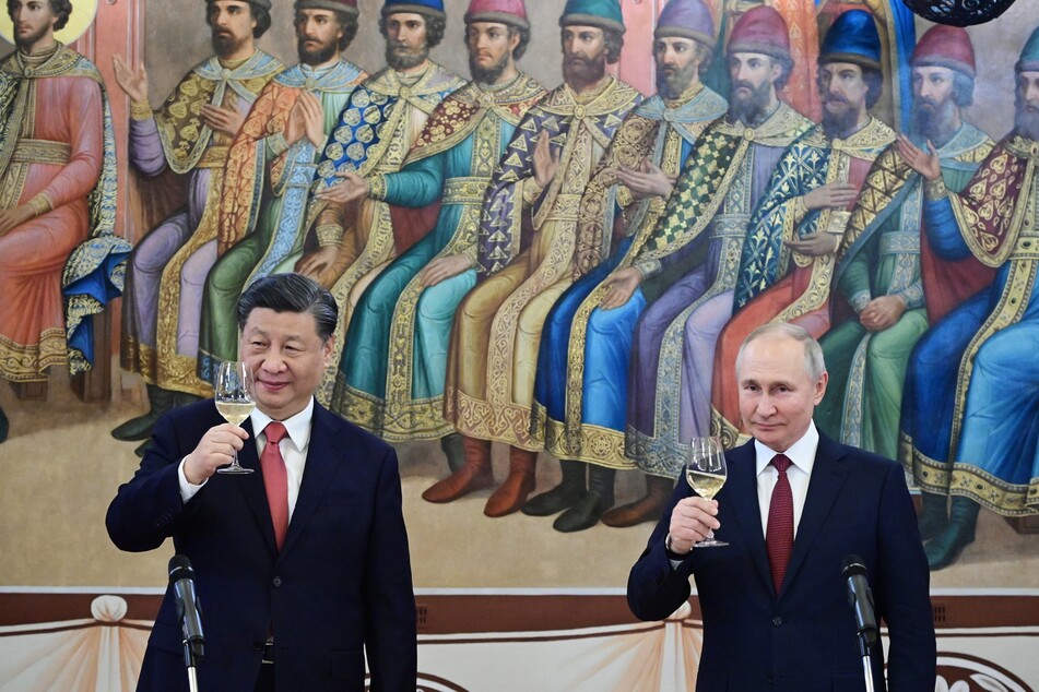 Chinas Staatsoberhaupt Xi Jinping (69, l.) und sein russischer Amtskollege Wladimir Putin (70, r.) stoßen auf eine gemeinsame strategische Partnerschaft an.