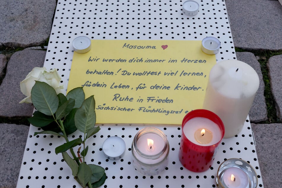Auf einem Trauerzettel war auch der Name der Verstorbenen zu lesen - Masouma. Sie hinterließ Kinder.