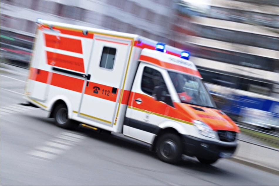 Das Kind wurde durch den Zusammenstoß verletzt und musste im Krankenhaus behandelt werden. (Symbolbild)
