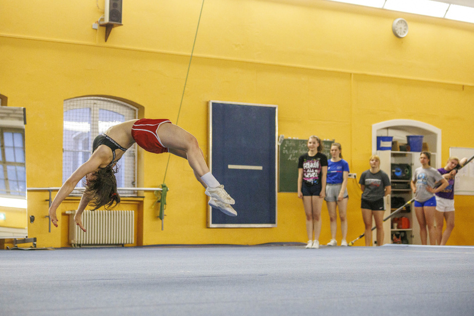 Nele (19, vorn) macht Flickflack und Salto ohne Probleme.