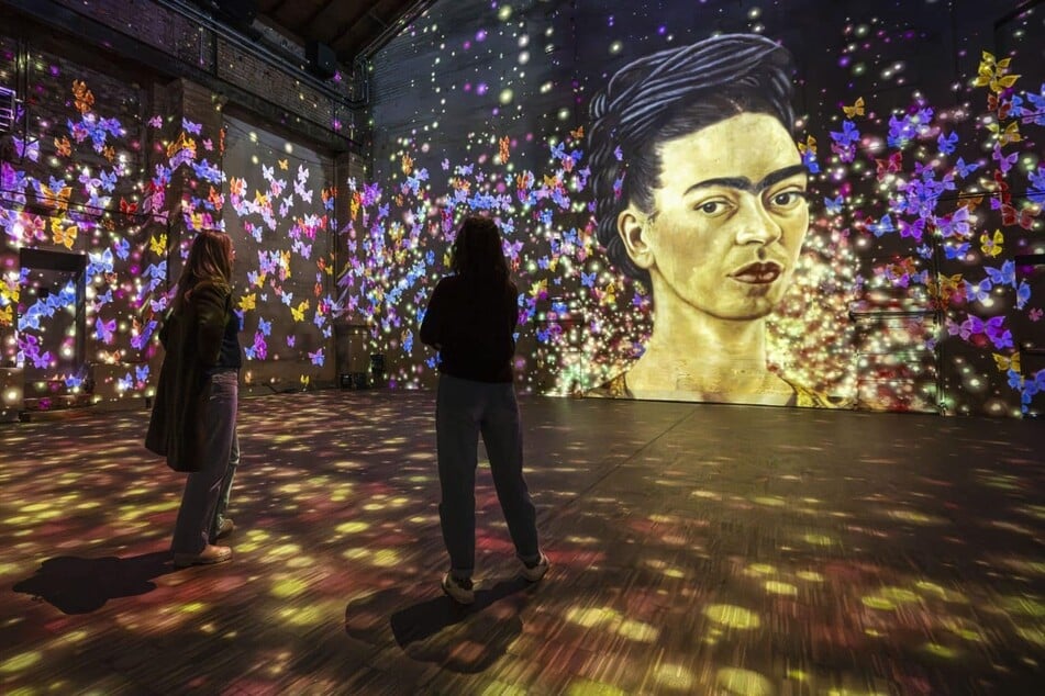 Lichtprojektionen und interaktive Elemente machen Frida Kahlos Leben zu einem einzigartigen Sinneserlebnis.