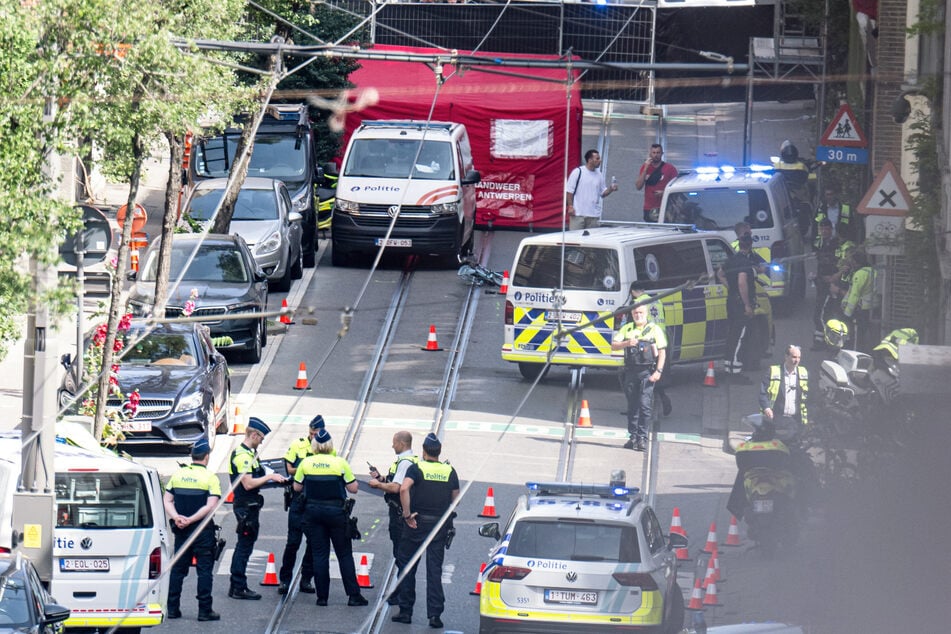 Gleich nach dem Unfall versuchten die Polizisten das Leben des Jungen zu retten, doch jegliche Anstrengungen waren vergebens.