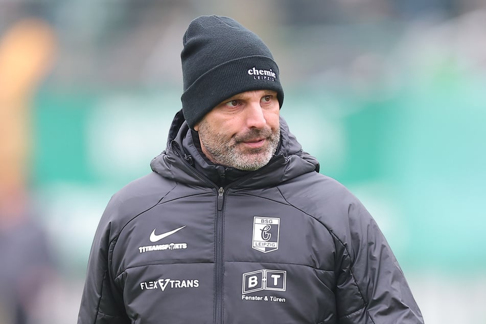 Chemie Leipzigs Trainer Adrian Alipour (47) bereitet sich mit seiner Mannschaft jetzt auf das Spiel gegen den FSV Zwickau vor.