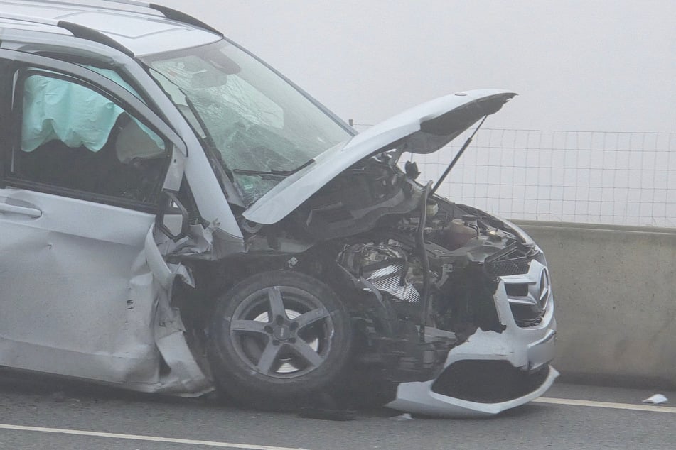 Autos sind teilweise komplett zerstört.