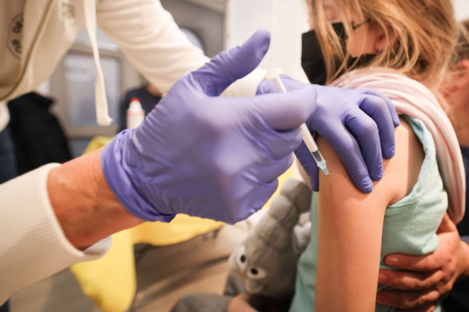 Derzeit empfiehlt die Ständige Impfkommission (Stiko) eine Corona-Impfung von Kindern von fünf bis elf Jahren, die Risikofaktoren für einen schweren Covid-19-Verlauf oder Angehörige mit hohem Risiko haben. Außerdem können Eltern nach individueller Aufklärung auch ihre gesunden Kinder impfen lassen.