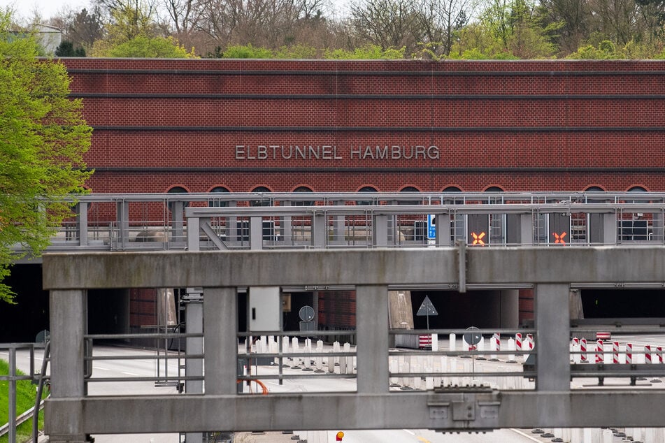 Da auch die Beschäftigten der Tunnelbetriebszentrale am Elbtunnel zur Arbeitsniederlegung aufgerufen sind, könnte der Tunnel gesperrt werden.