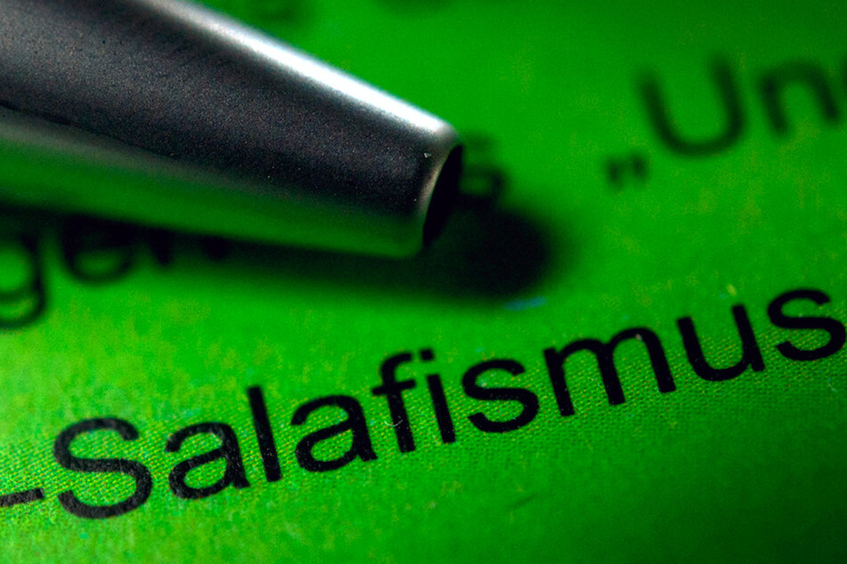 Ein Kugelschreiber liegt neben dem Schriftzug "Salafismus". (Symbolbild)