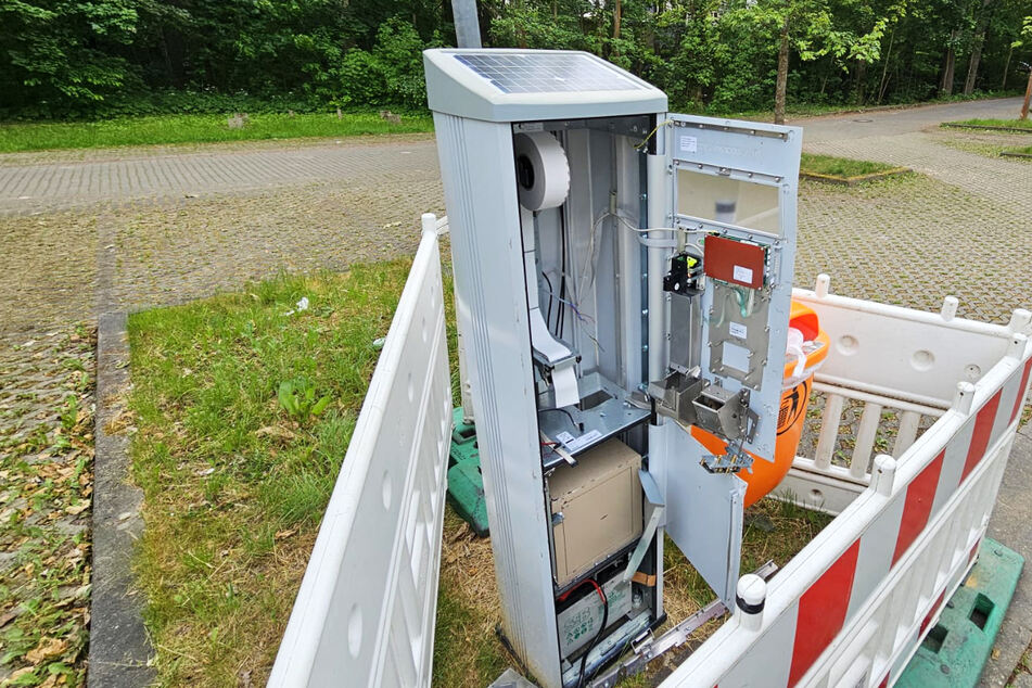 Unbekannte brachen den Parkscheinautomaten am Gablenzer Bad auf.