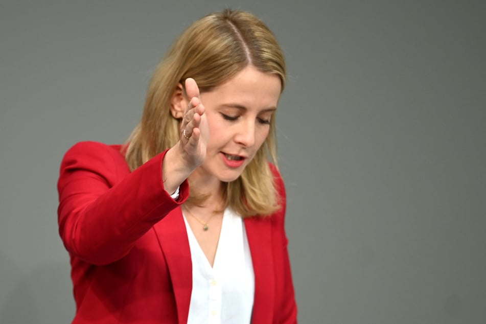 Verena Hubertz (37, SPD).