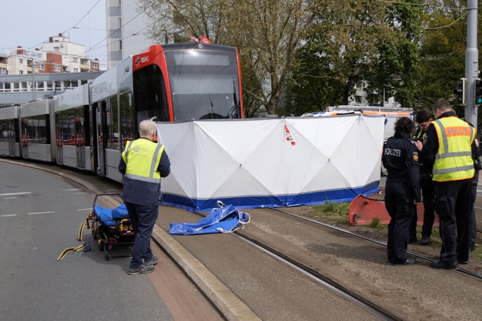 In Bremen ist eine Frau am Dienstag von einer Straßenbahn erfasst und tödlich verletzt worden.