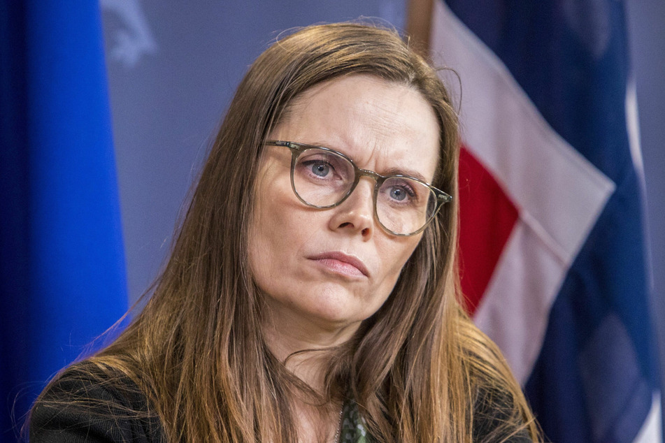 Die isländische Ministerpräsidentin Katrin Jakobsdottir nimmt an einer Pressekonferenz teil.
