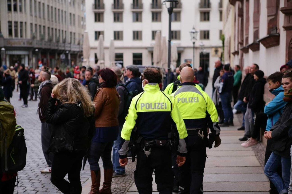 Die Demo war zuvor angemeldet worden. Polizei und Ordnungsamt waren vor Ort, um das Ganze abzusichern.