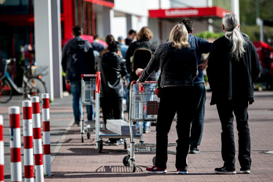 Vor einem Geschäft bildet sich eine lange Schlange. (Symbolbild)