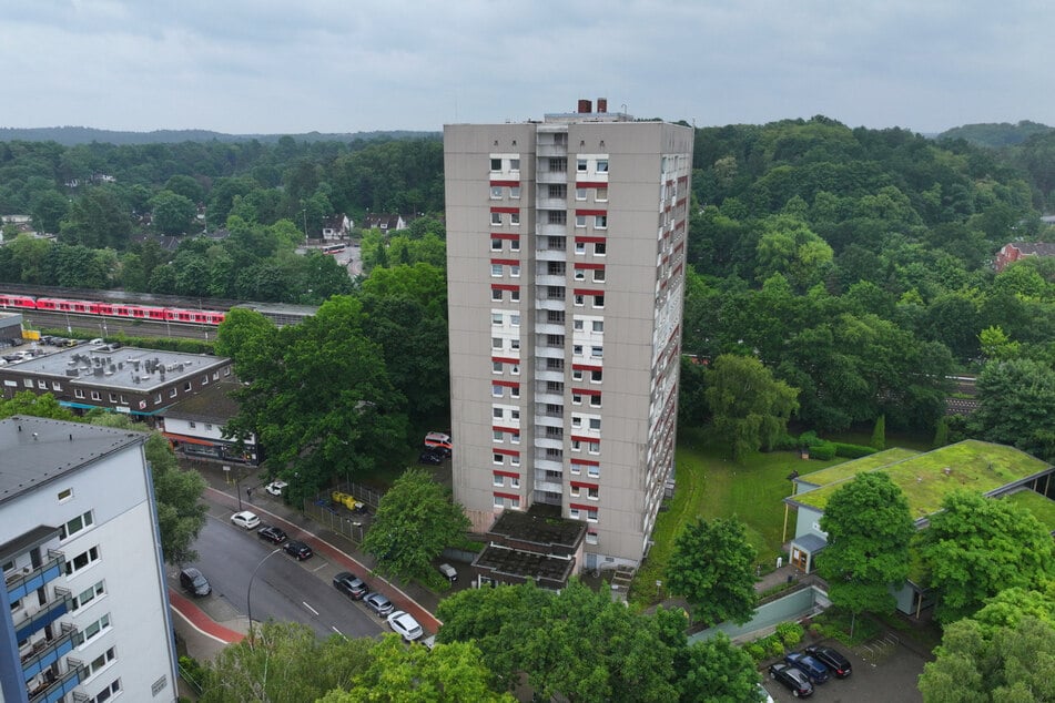Der Sprung aus dem Fenster unmittelbar nach dem Angriff deutet darauf hin, dass sich der Täter das Leben nehmen wollte.