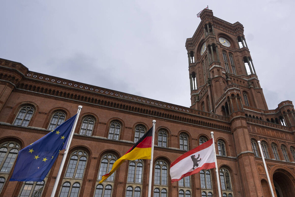 Berlin: Direkt hinter dem Roten Rathaus: Frauenleiche auf Baustelle gefunden