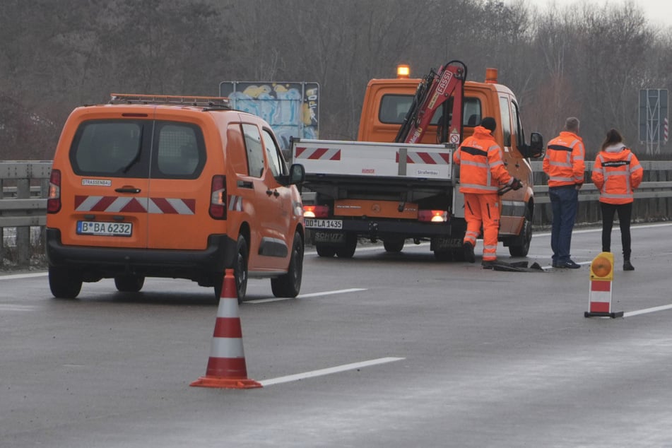Unfall A14: Mehrere Autos beschädigt: Winterfrost lässt Beton aus der Autobahn brechen