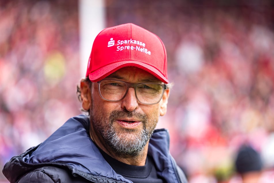 Cottbus-Coach Pele Wollitz (60) will sich selbst schützen und keine Konkurrenz am Freitagabend schauen.