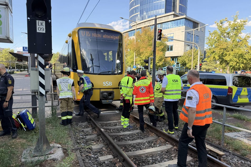 An der Haltestelle Löwentorbrücke wurde eine Frau von einer Stadtbahn erfasst.