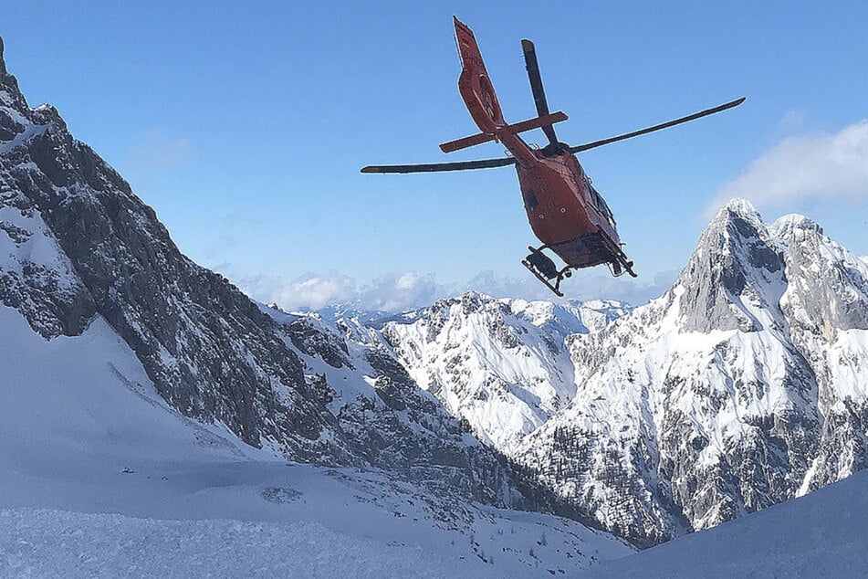 Noch im Rettungshubschrauber konnten die Einsatzkräfte das Signal des Lawinenverschüttetensuchgeräts (LVS) des 59-Jährigen empfangen. (Archivbild)