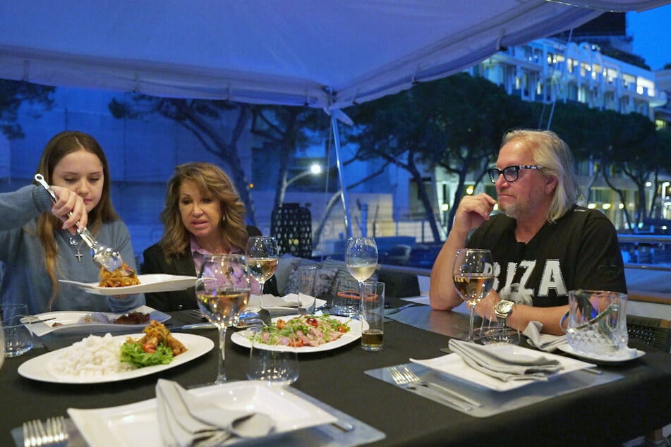 Robert Geiss (59), Carmen Geiss (57, M.) und Davina Geiss (19) dinieren gemeinsam an Bord der "Indigo Star".