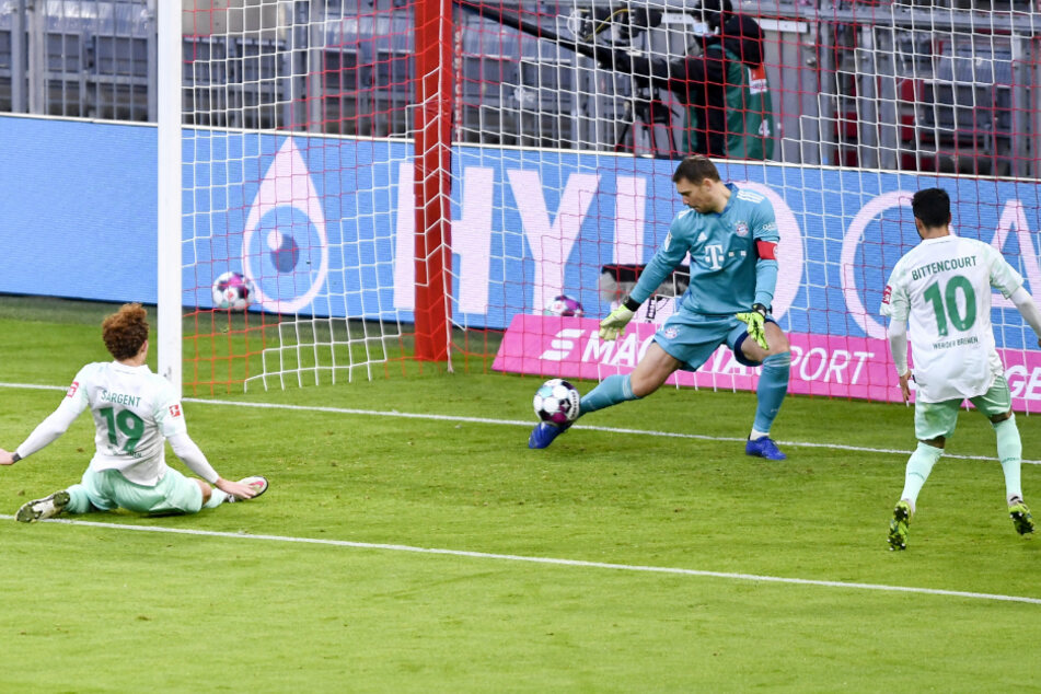 Manuel Neuer pariert einen Schuss von Josh Sargent aus kürzester Distanz.