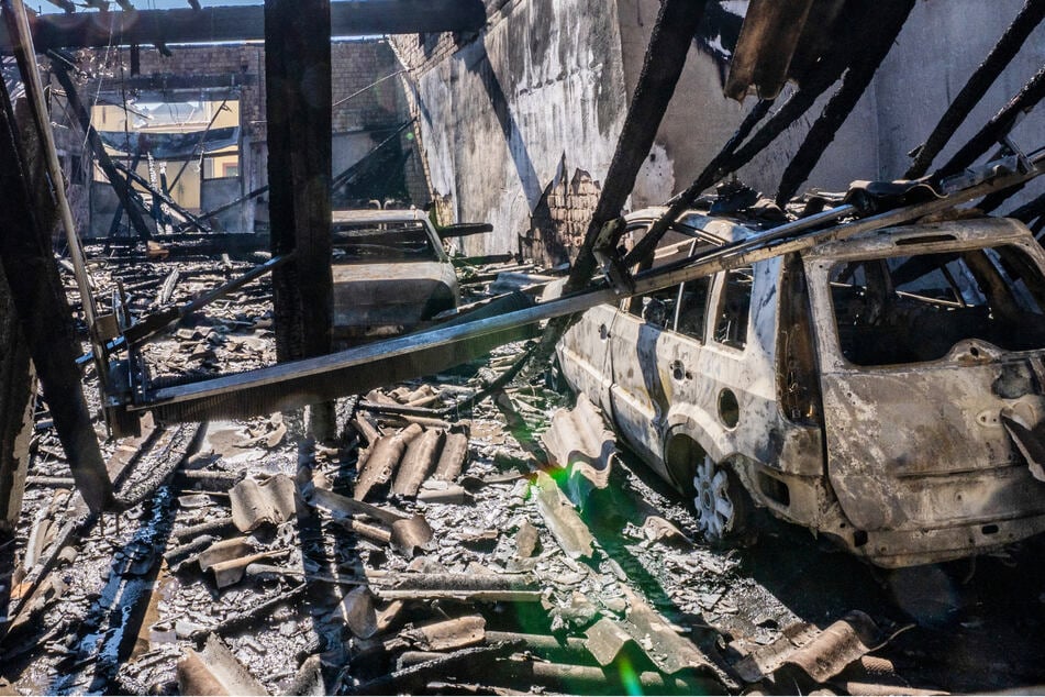 Großbrand in Weingut: Feuerwehrkräfte haben alle Hände voll zu tun