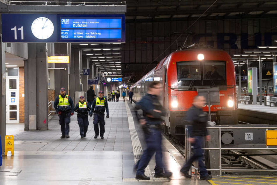 Sicherheitskräfte von der Bundespolizei und DB-Sicherheit gehen am Eurocity-Zug aus Venedig vorbei.