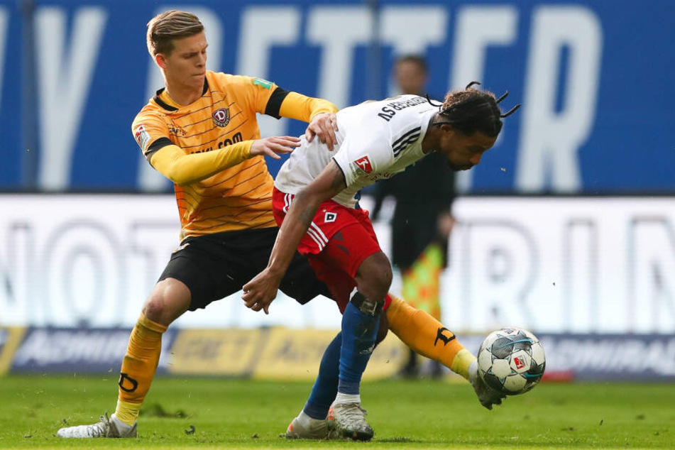Voller Einsatz! Hamburgs Jeremy Dudziak (r.) und Dynamos Dzenis Burnic schenken sich im Duell um den Ball nichts.