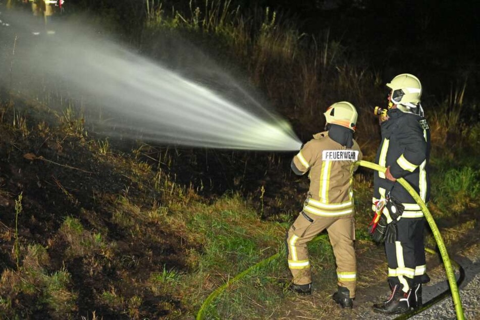 Feuerwehrleute löschten Freitagnacht einen Böschungsbrand in Bautzen.