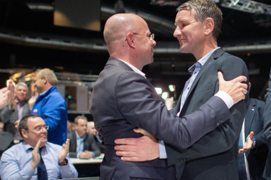 Björn Höcke (r), Landesvorsitzender der AfD Thüringen, gratuliert beim Parteitag der AfD Andreas Kalbitz, Landesvorsitzender der AfD Brandenburg, zur Wahl als Beisitzer im Bundesvorstand der AfD.