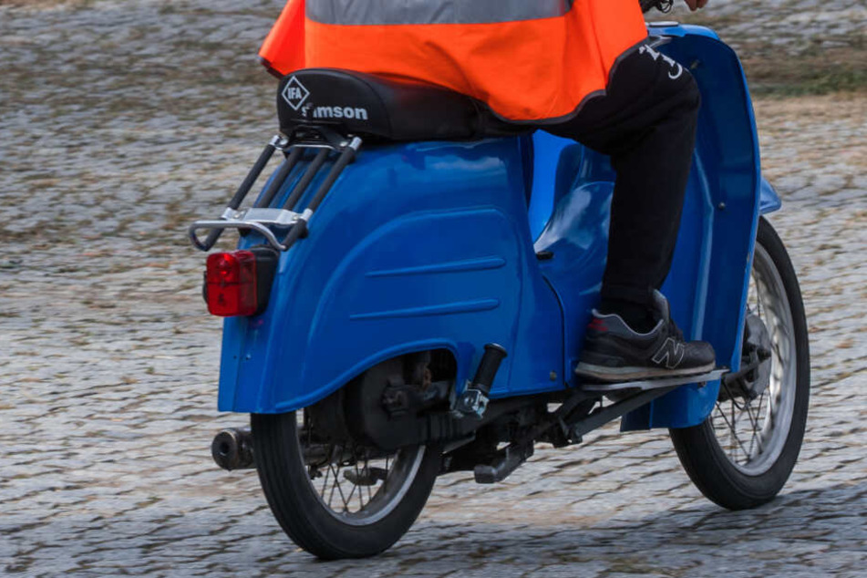 Der Mann stieg von seinem Moped und starb. (Symbolbild)