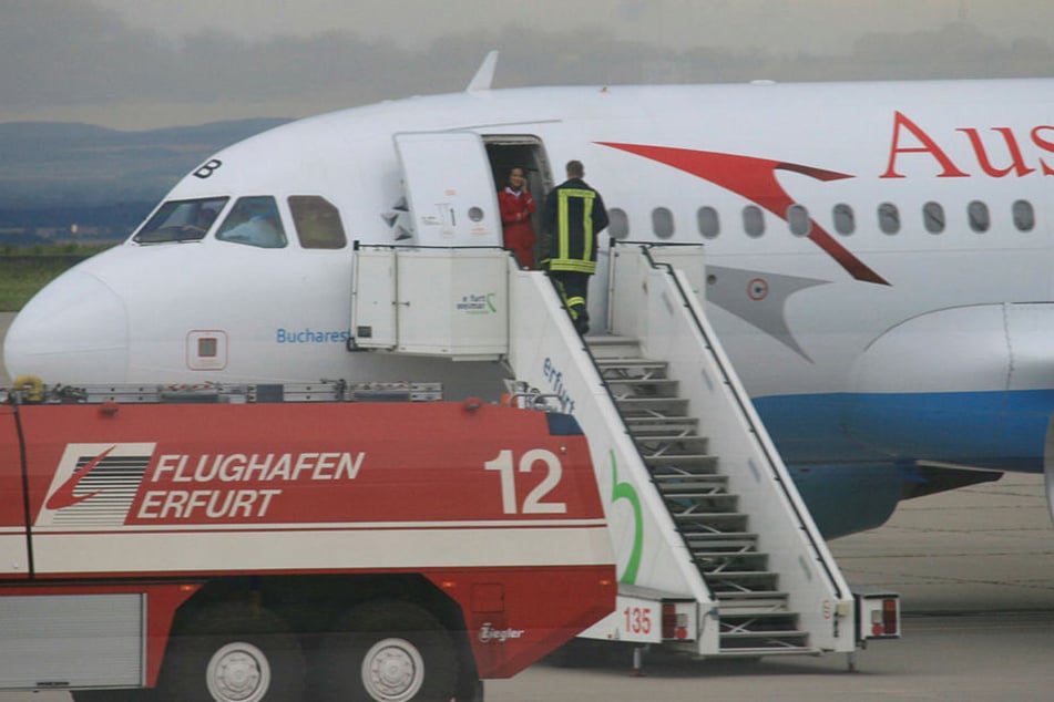 Ein Feuerwehrmann bespricht sich mit dem Bordpersonal.