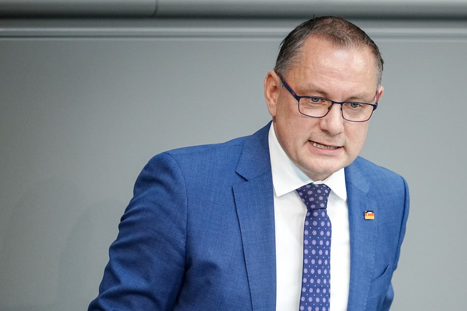 Eigentlich sollte AfD-Parteichef Tino Chrupalla (48) in Ingolstadt eine Rede im bayerischen Landtagswahlkampf halten. Doch dann wurde er ins Krankenhaus gebracht.