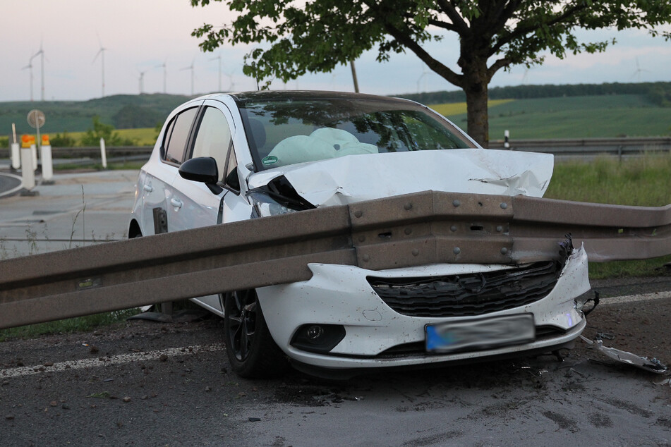 Der kaputte Opel steht in der Leitplanke.