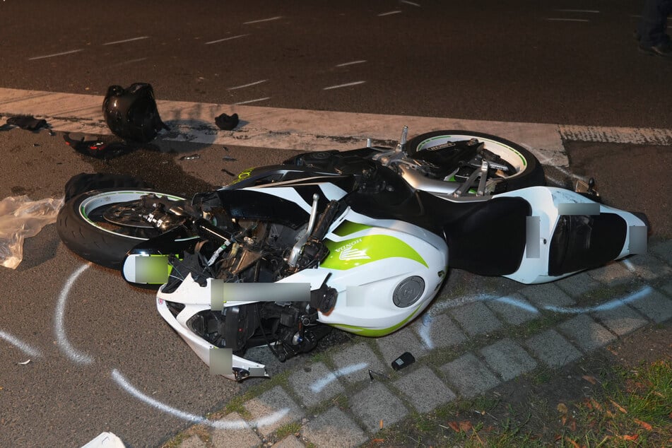 Das Motorrad wurde durch den Zusammenstoß beschädigt. Einige Teile sind abgebrochen.