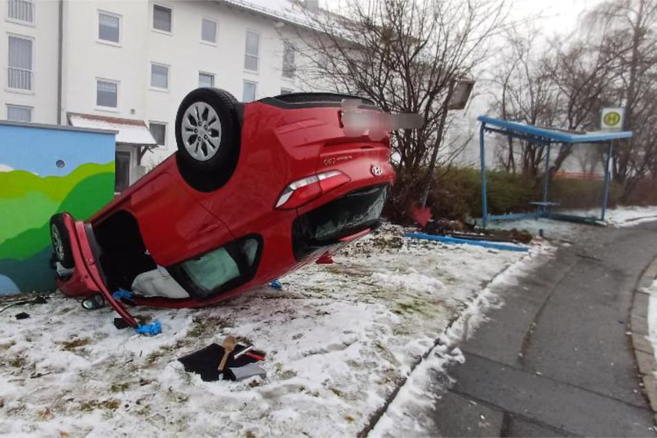 Nach dem Zusammenstoß mit dem Wartehäuschen überschlug sich das Auto und blieb auf dem Dach liegen.