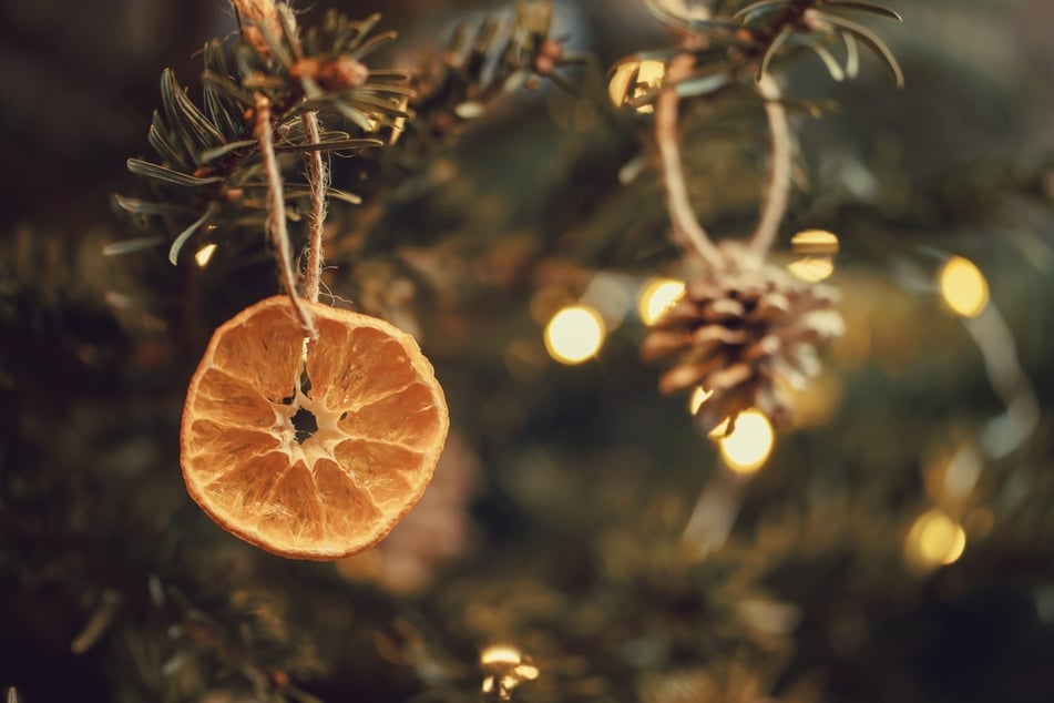 Getrocknete Orangenscheiben eignen sich auch hervorragend als natürlicher Baumschmuck.