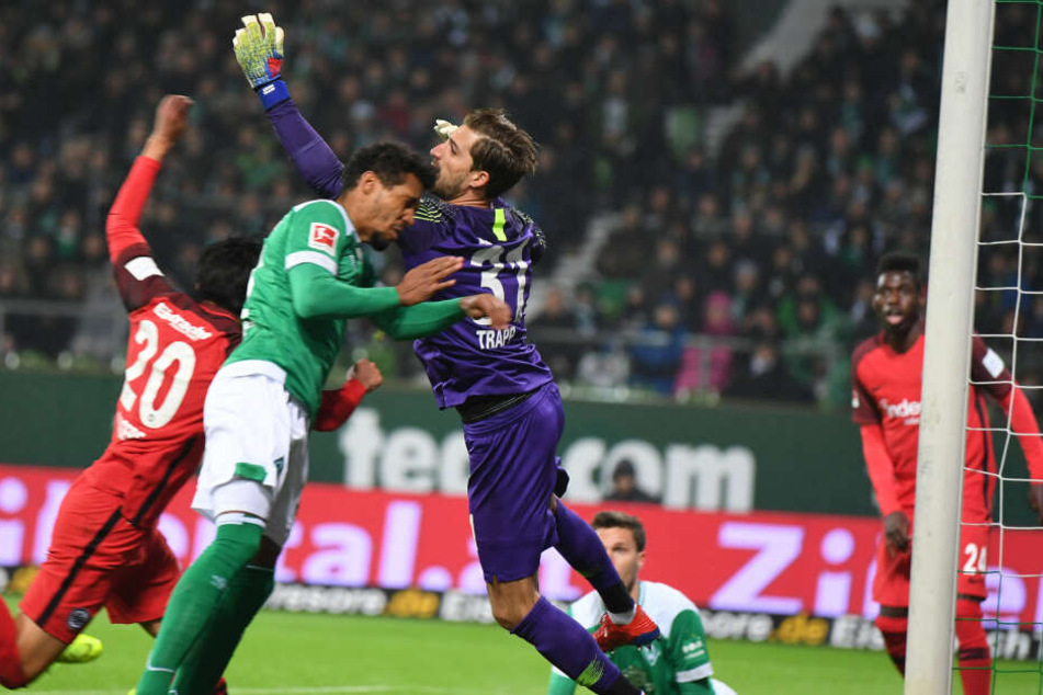 Gegen Bremen machte Kevin Trapp (Bildmitte) sein 100. Bundesliga-Spiel für die Eintracht.