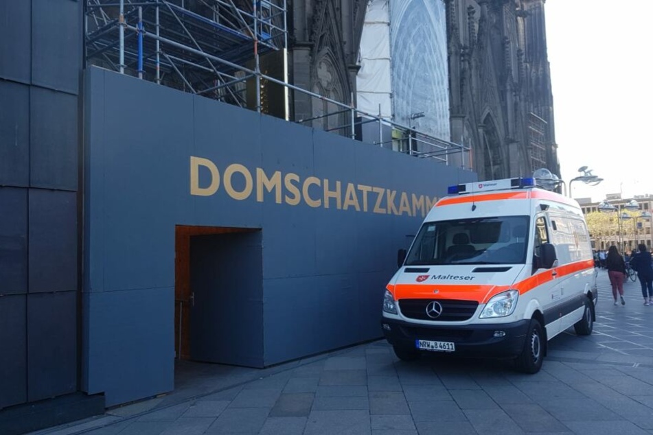 Nach dem Transport über das Treppenhaus wurde die Frau an den Rettungsdienst übergeben.