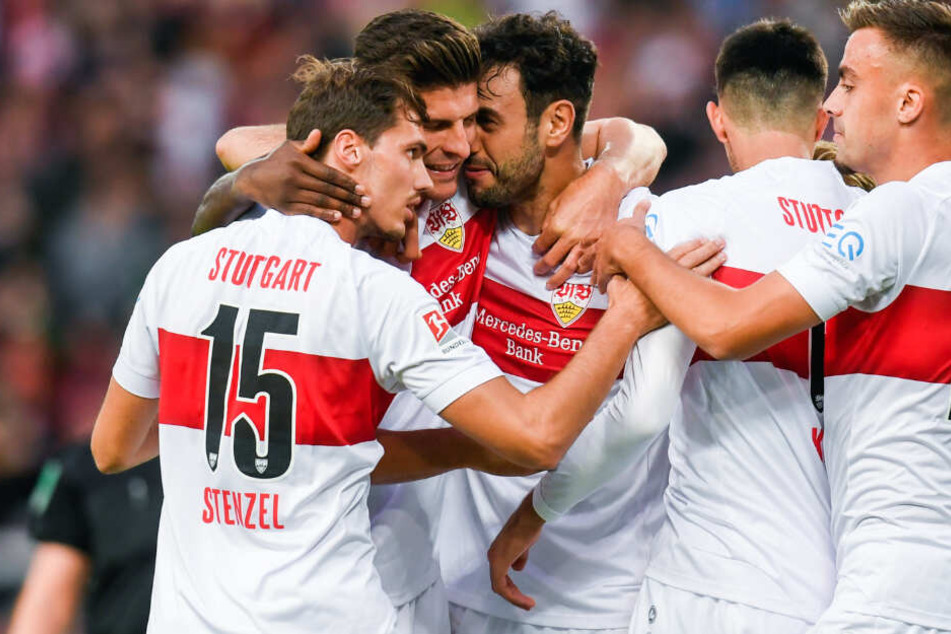 Hamadi Al Ghaddioui (M.) vom VfB Stuttgart jubelt nach seinem Tor zum 1:1 mit Pascal Stenzel (l-r.), Mario Gomez, Atakan Karazor und Philipp Förster.