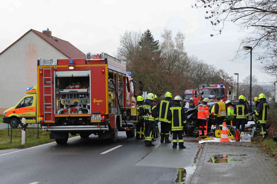 Nach einem schweren Unfall im Landkreis Görlitz taten Feuerwehrleute alles dafür, den eingeklemmten Verletzten (21) aus seinem Auto zu befreien.