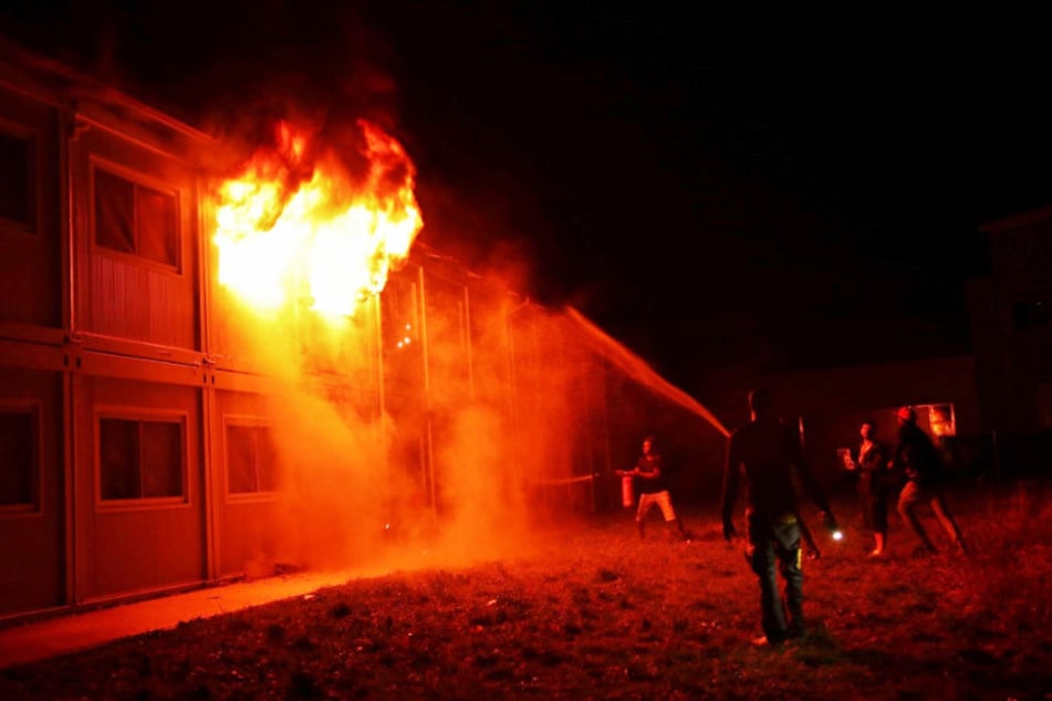 In der Nacht auf Samstag: Flammen schlagen aus den Containern.
