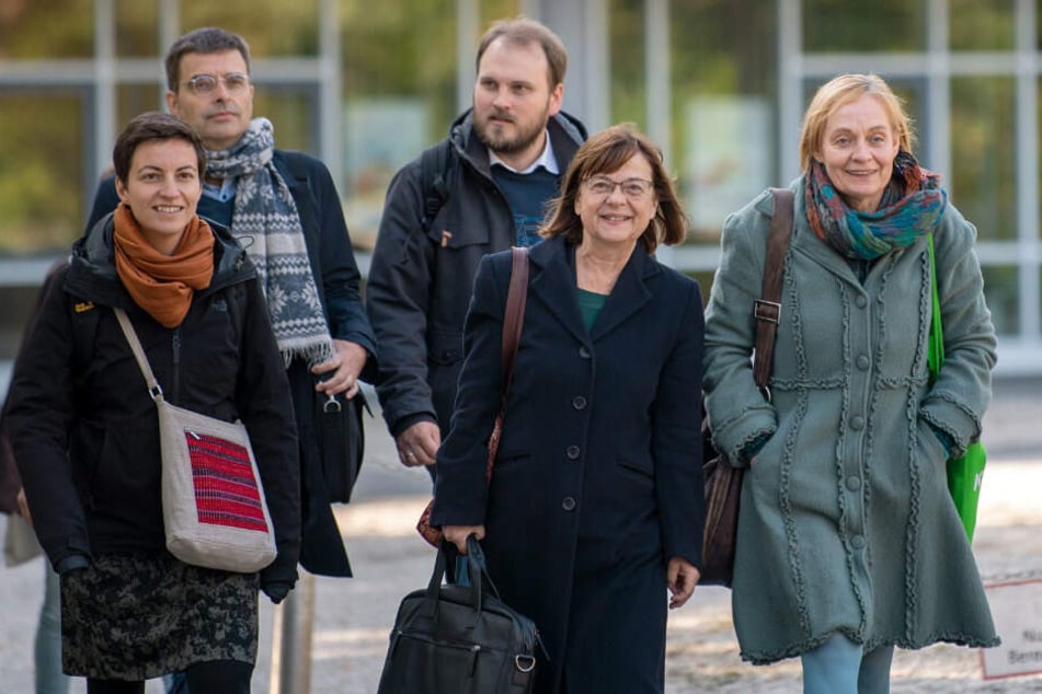 Vertreter von Bündnis 90/Die Grünen, EU-Abgeordnete und Tobias Arbinger, Pressesprecher, kommen zu den Koalitionsverhandlungen von SPD, CDU und Bündnis 90/Die Grünen im Verhandlungsraum.