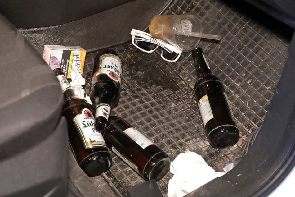 Im Fußraum lagen noch vier leere Bierflaschen.