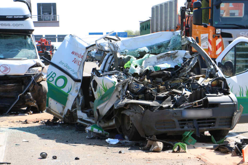 Nach dem Unfall ist die A4 in Richtung Köln zwischen Merheim und dem Kreuz Köln-Ost gesperrt.