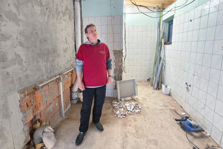 Betreiber Michael Zahn (59) begutachtet die Toilettenbaustelle.