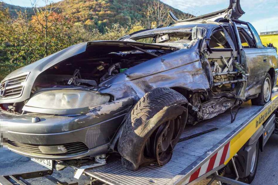 Der Opel Omega der 30-Jährigen wurde durch den Unfall völlig zerstört.